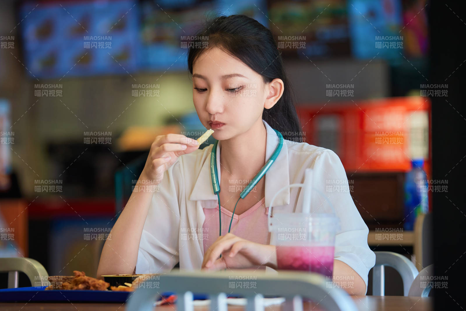 在商场快餐厅大吃特吃的中国可爱少女人像
