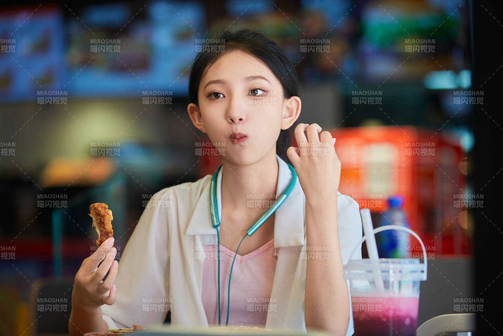 在商場快餐廳大吃特吃的中國可愛少女人像