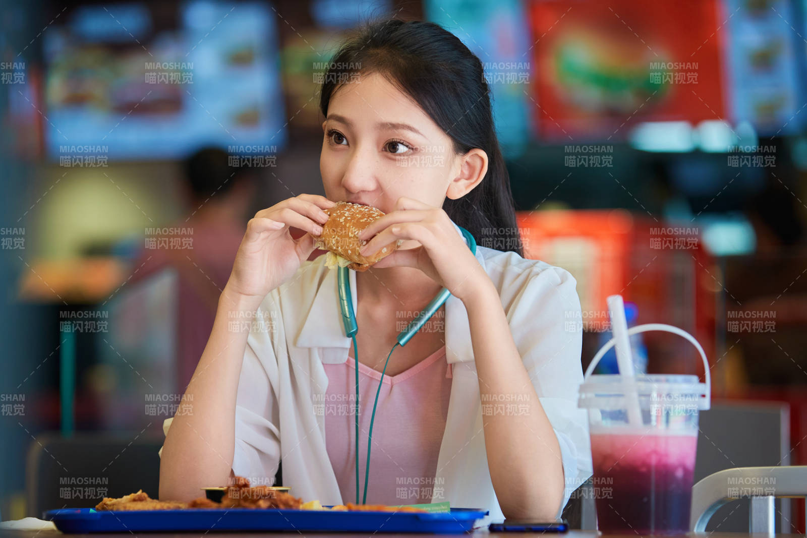 在商场快餐厅大吃特吃的中国可爱少女人像