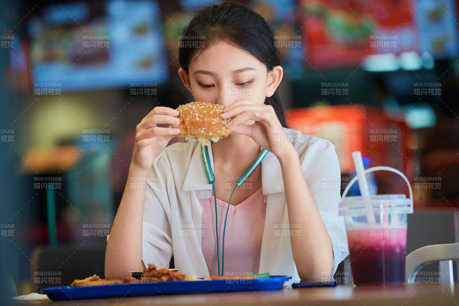 在商場快餐廳大吃特吃的中國可愛少女人像