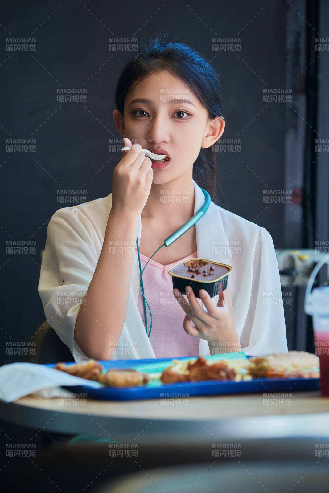 在商場(chǎng)快餐廳大吃特吃的中國(guó)可愛少女人像