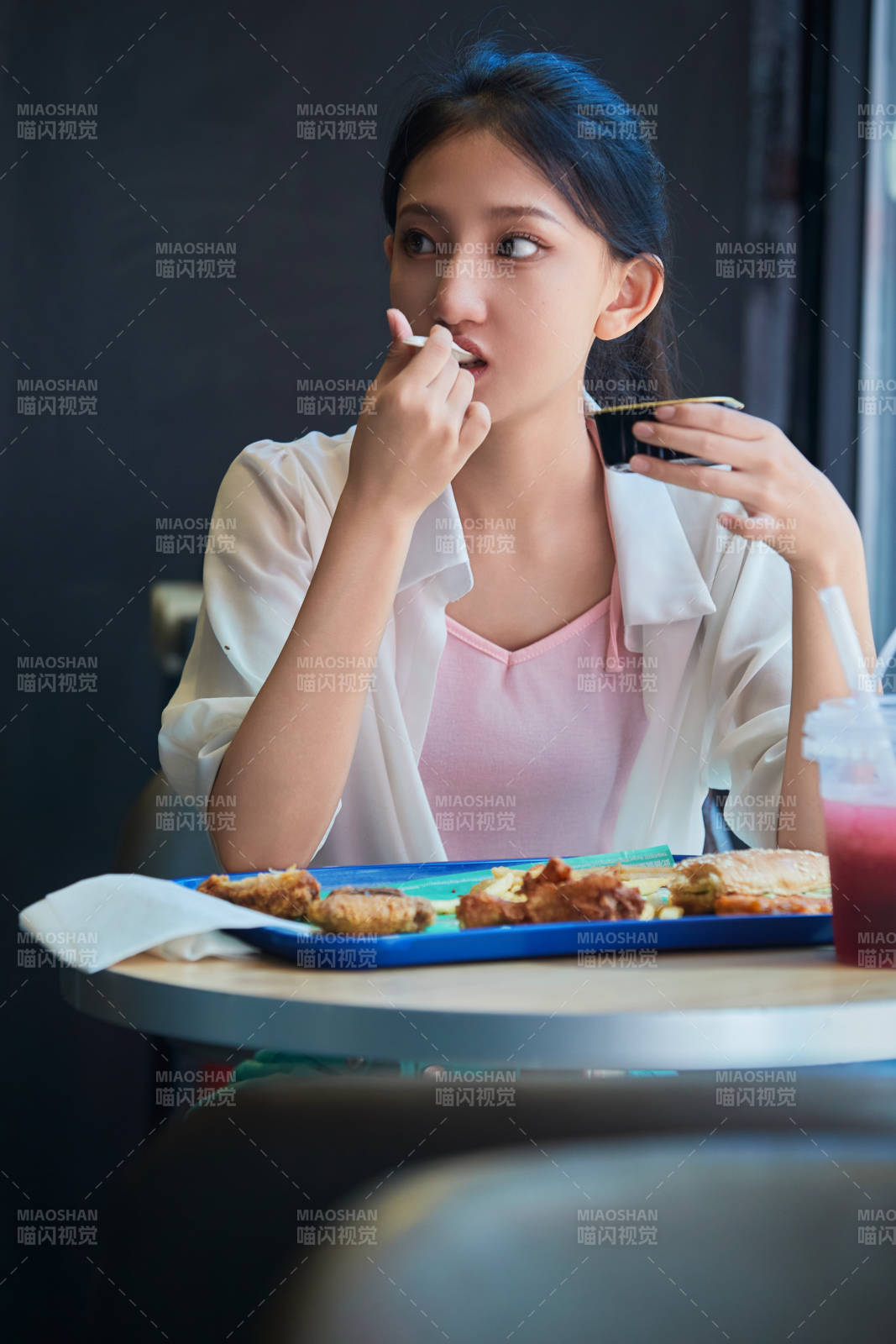 在商场快餐厅大吃特吃的中国可爱少女人像