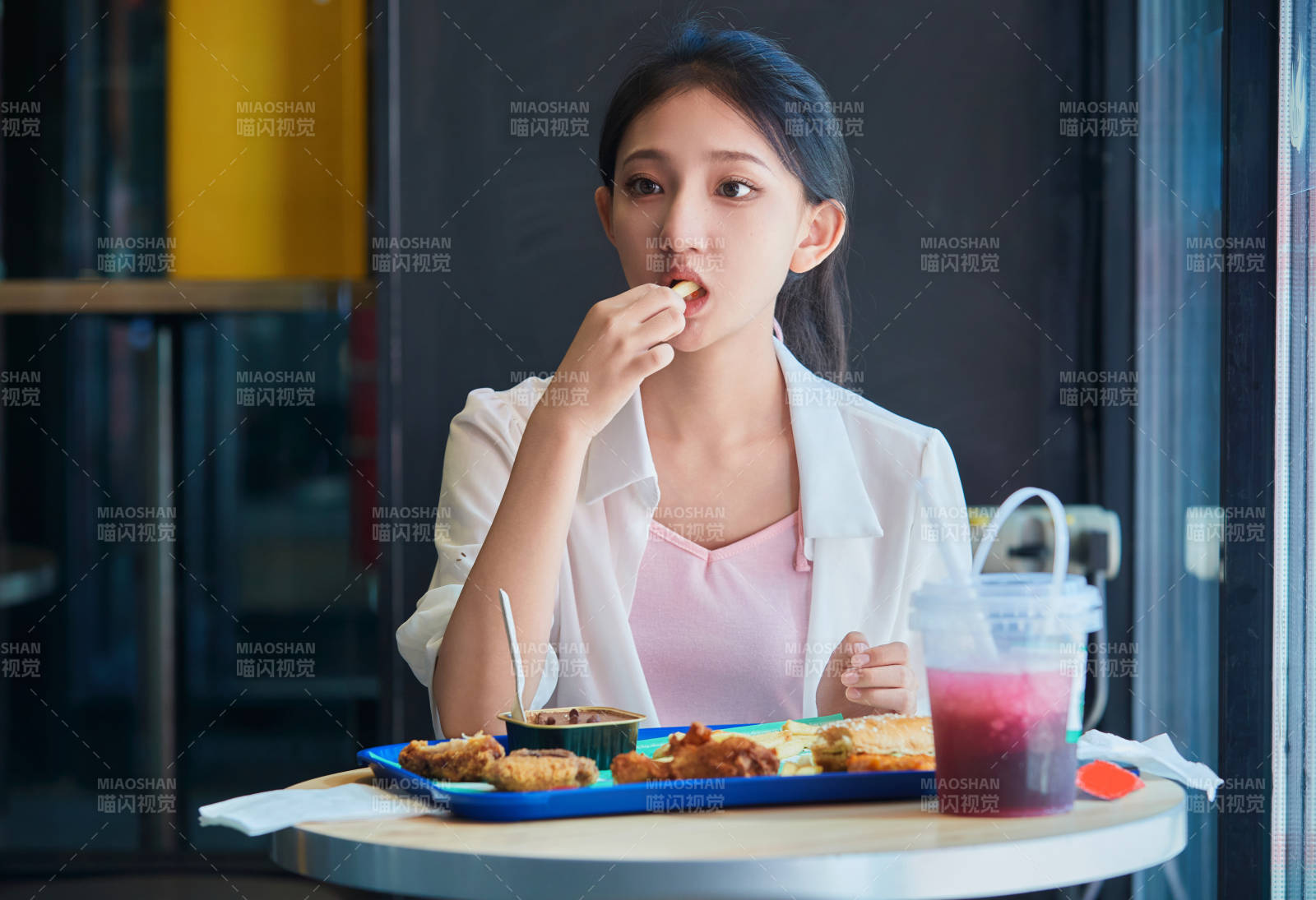 在商场快餐厅大吃特吃的中国可爱少女人像