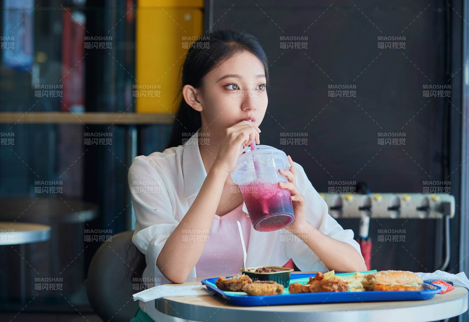 在商场快餐厅大吃特吃的中国可爱少女人像