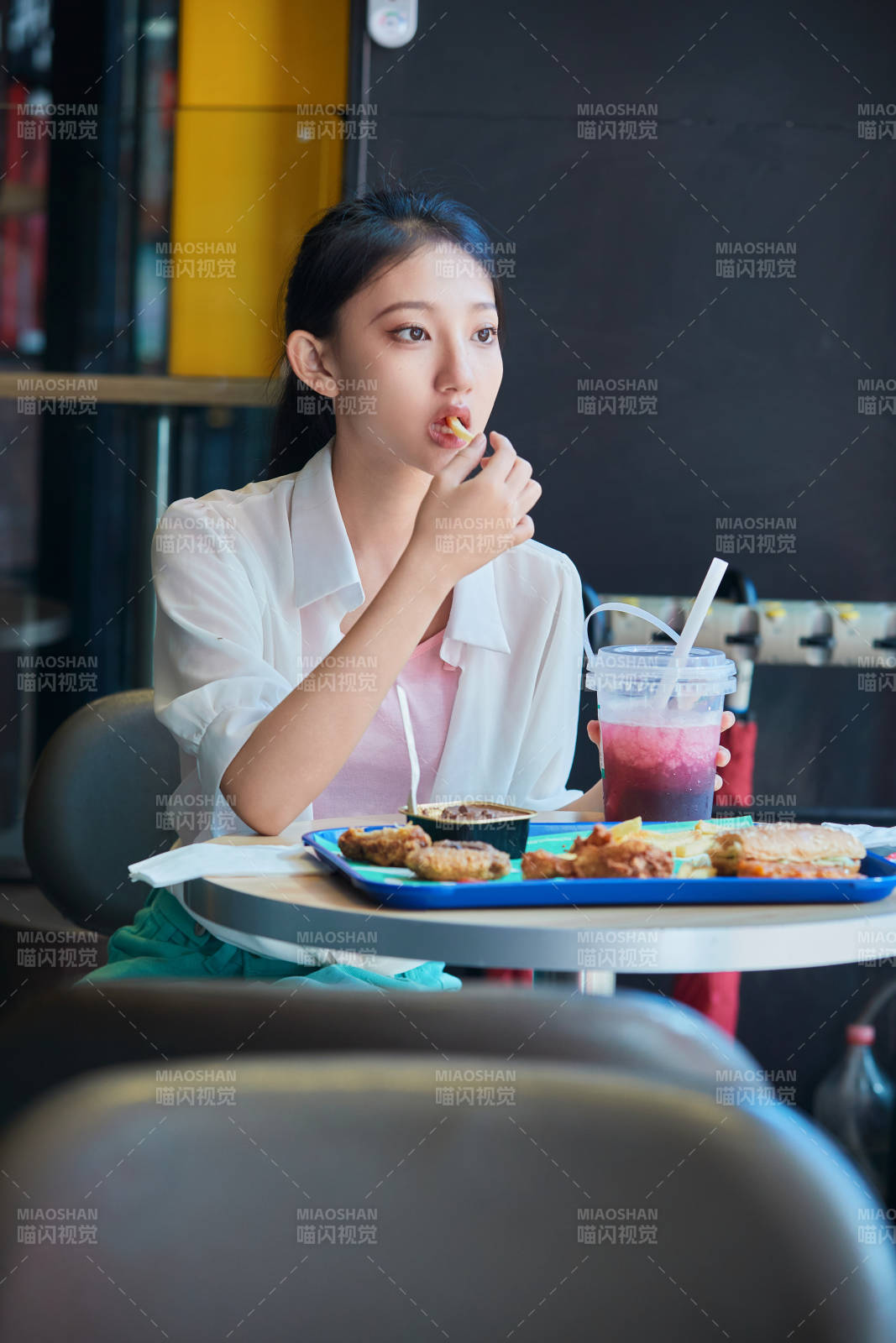 在商場快餐廳大吃特吃的中國可愛少女人像