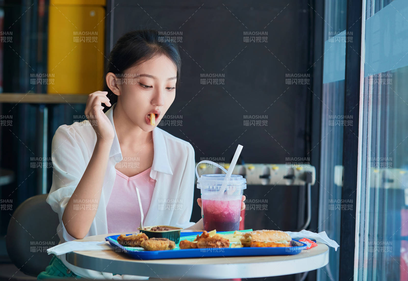 在商场快餐厅大吃特吃的中国可爱少女人像