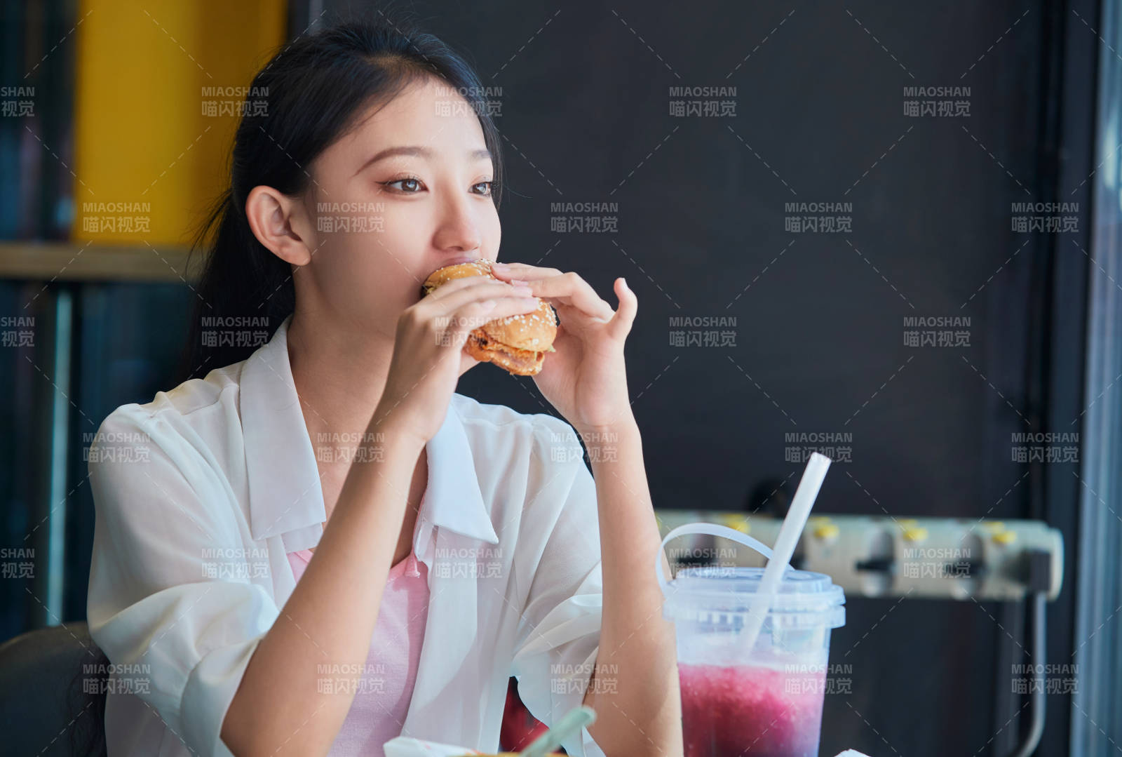 在商場快餐廳大吃特吃的中國可愛少女人像