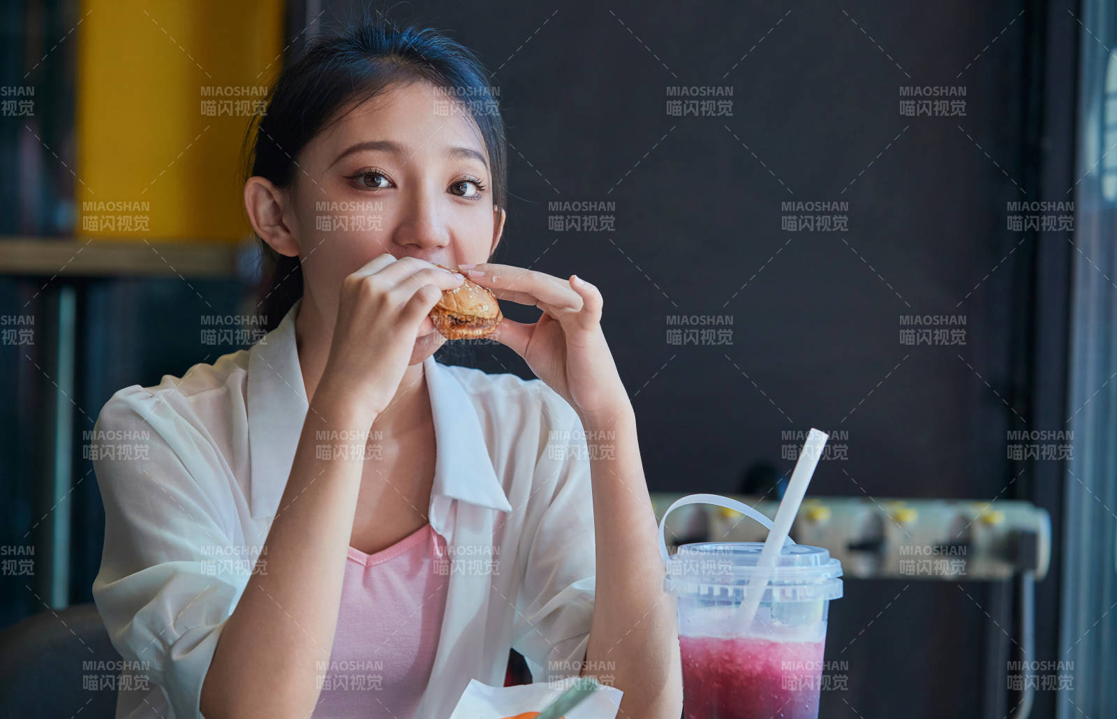在商场快餐厅大吃特吃的中国可爱少女人像