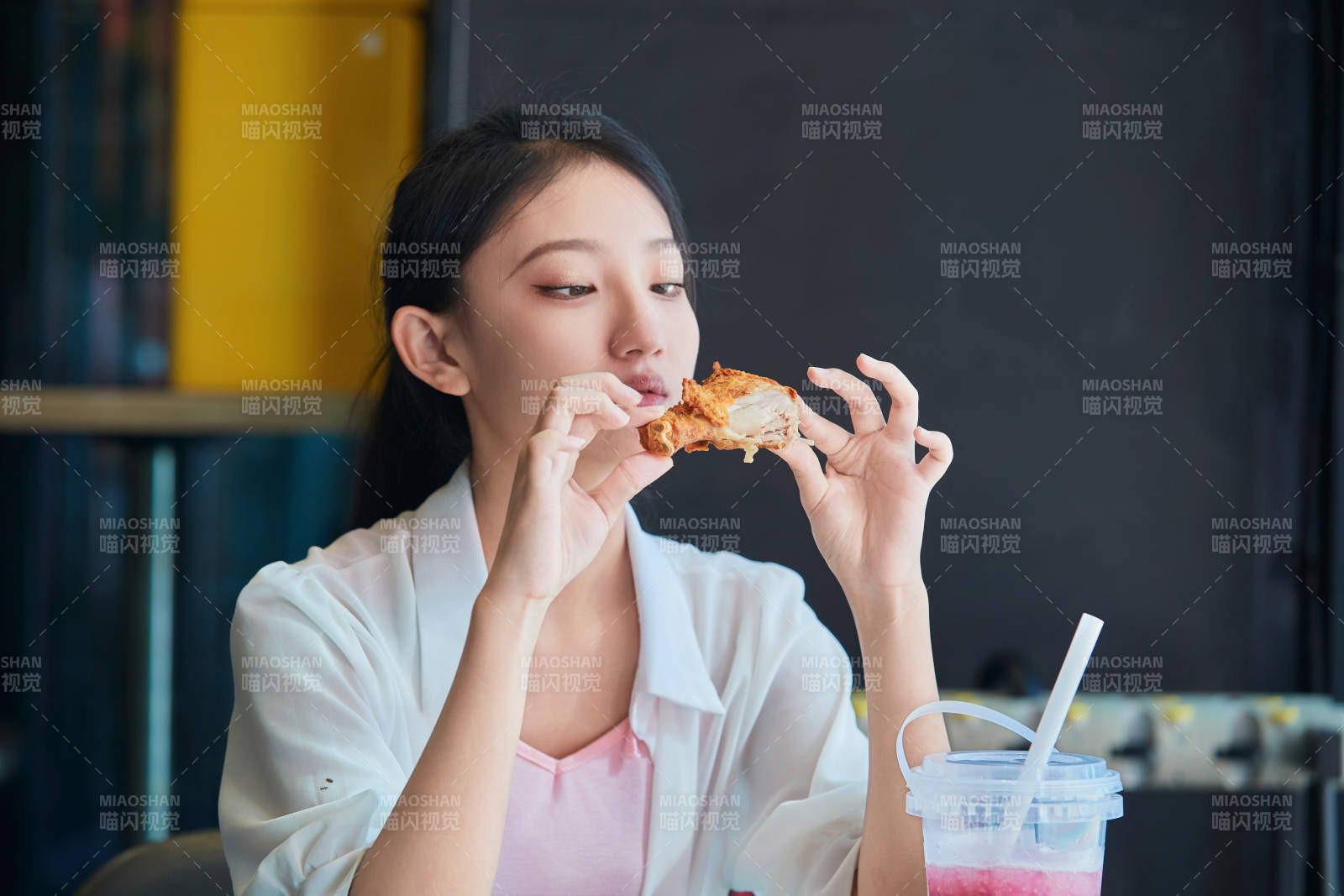 在商场快餐厅大吃特吃的中国可爱少女人像