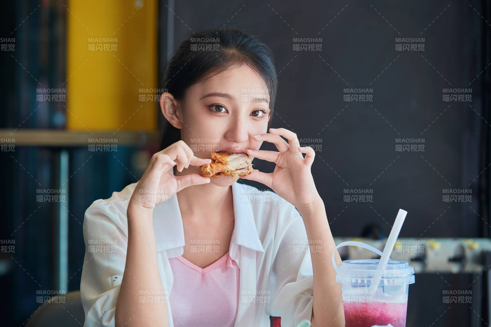 在商场快餐厅大吃特吃的中国可爱少女人像