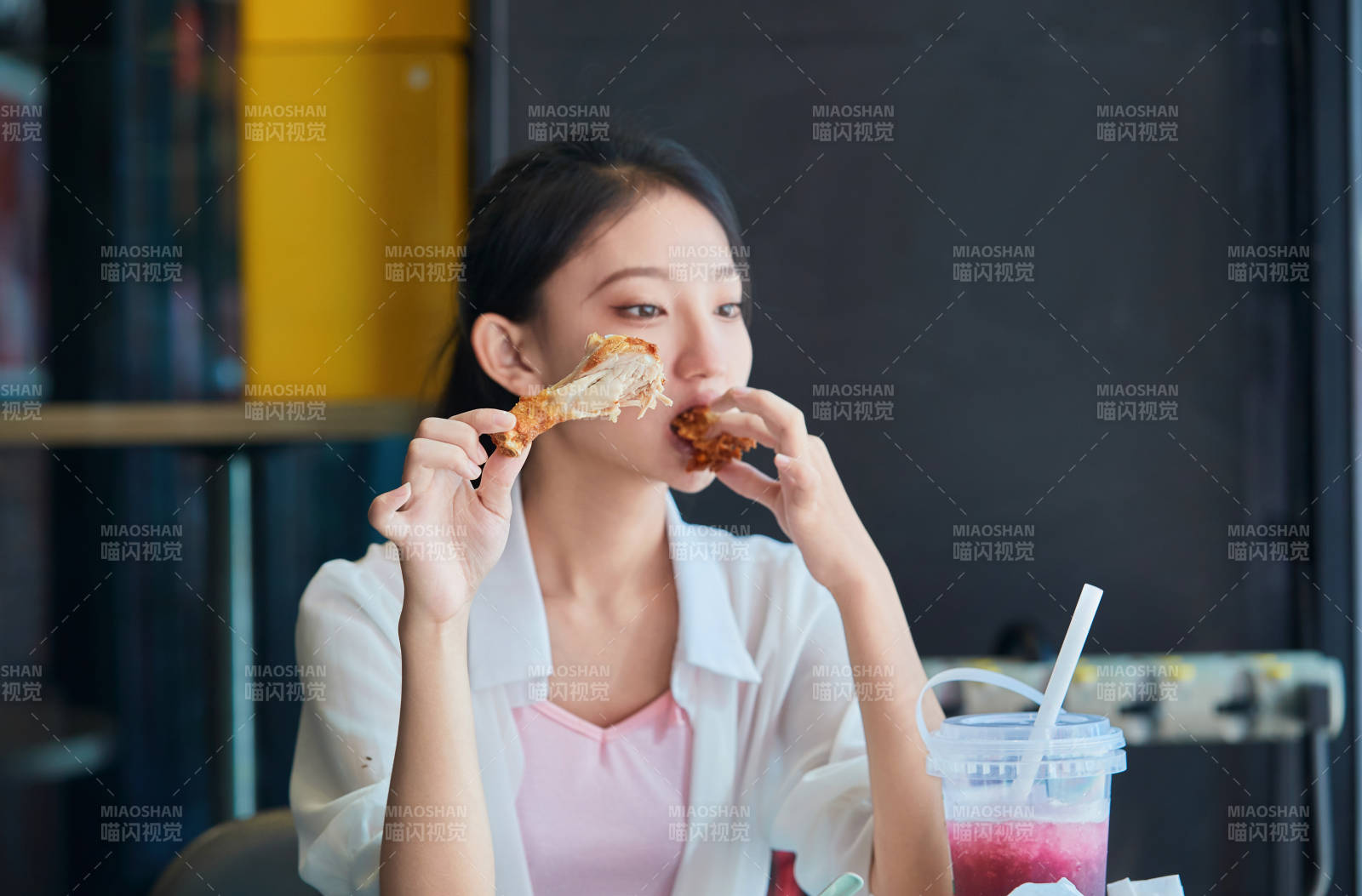 在商場(chǎng)快餐廳大吃特吃的中國(guó)可愛(ài)少女人像