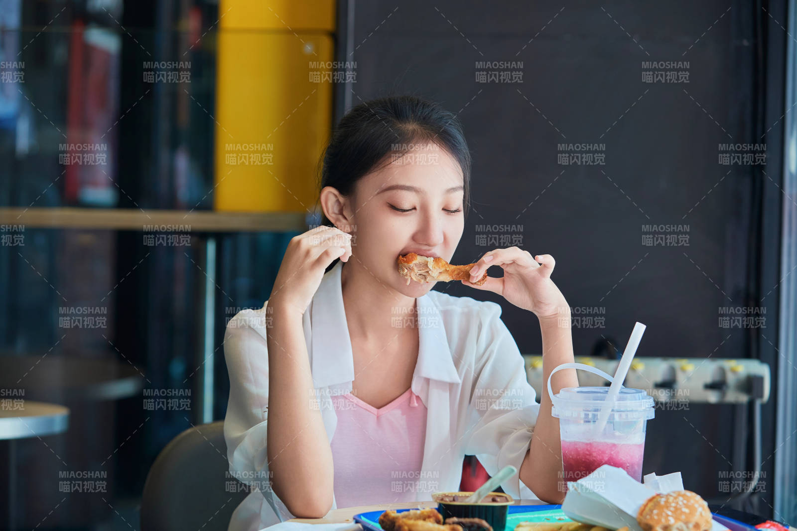 在商場快餐廳大吃特吃的中國可愛少女人像