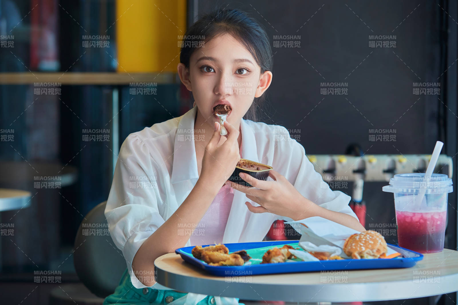 在商場快餐廳大吃特吃的中國可愛少女人像