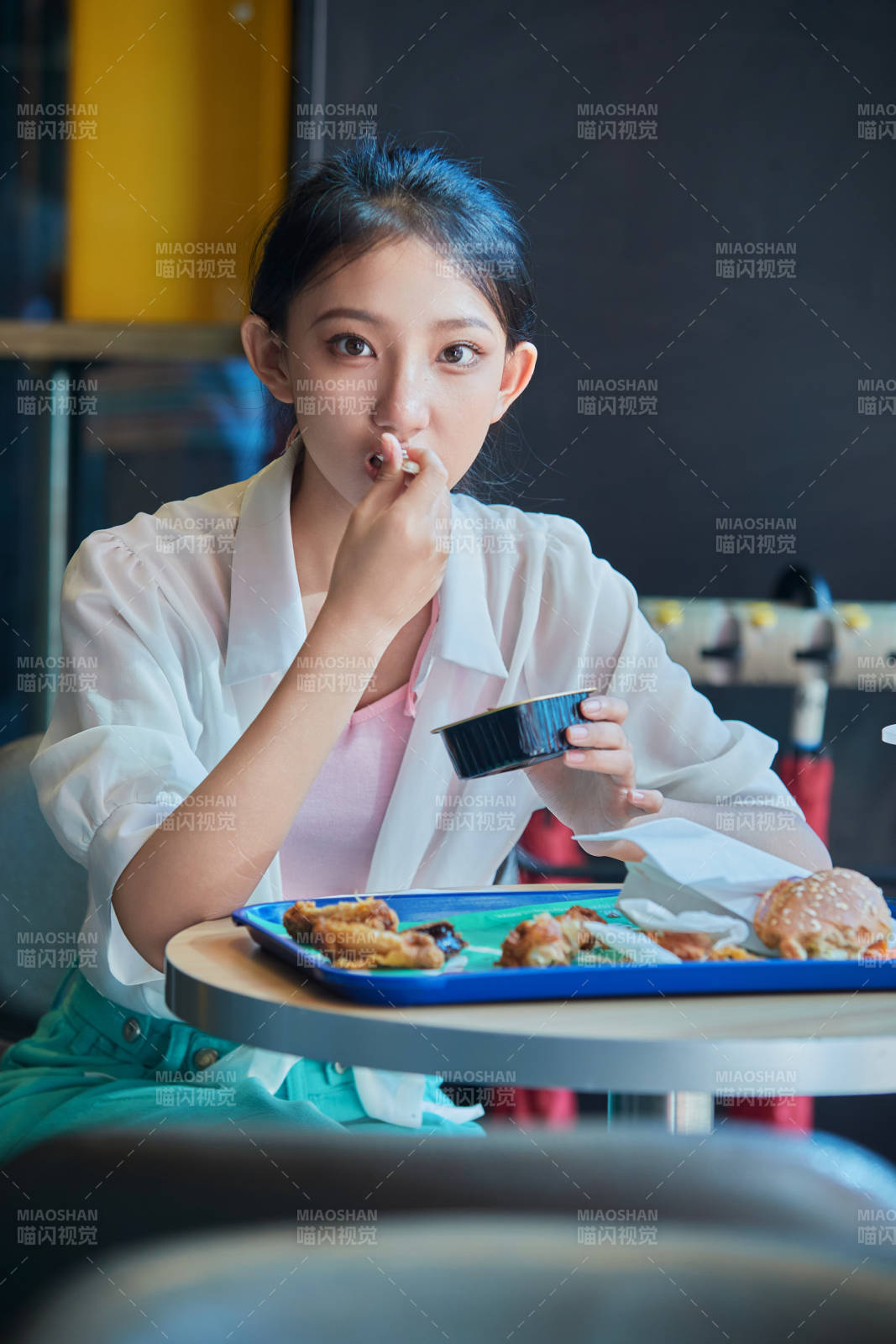 在商場快餐廳大吃特吃的中國可愛少女人像