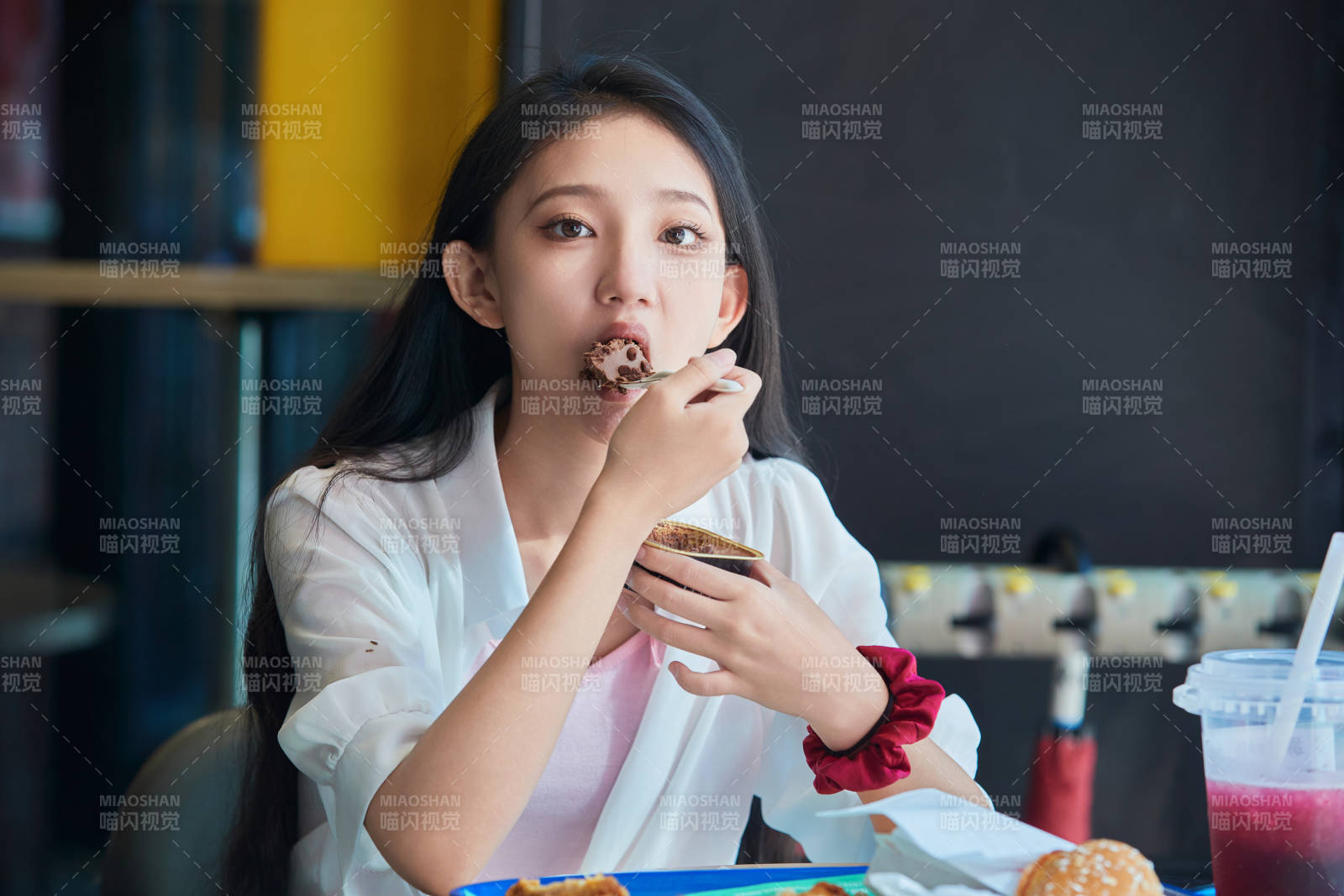 在商場快餐廳大吃特吃的中國可愛少女人像