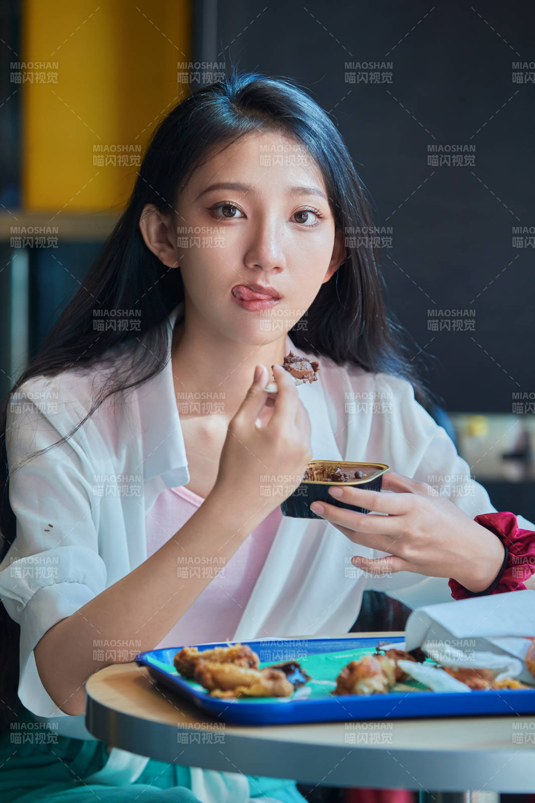 在商場快餐廳大吃特吃的中國可愛少女人像