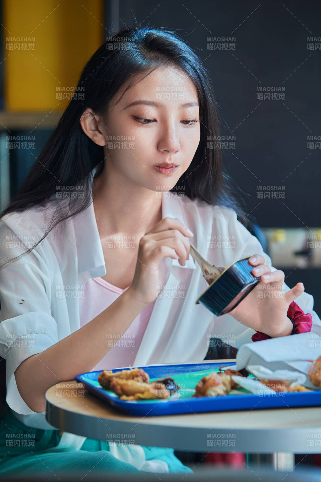 在商场快餐厅大吃特吃的中国可爱少女人像