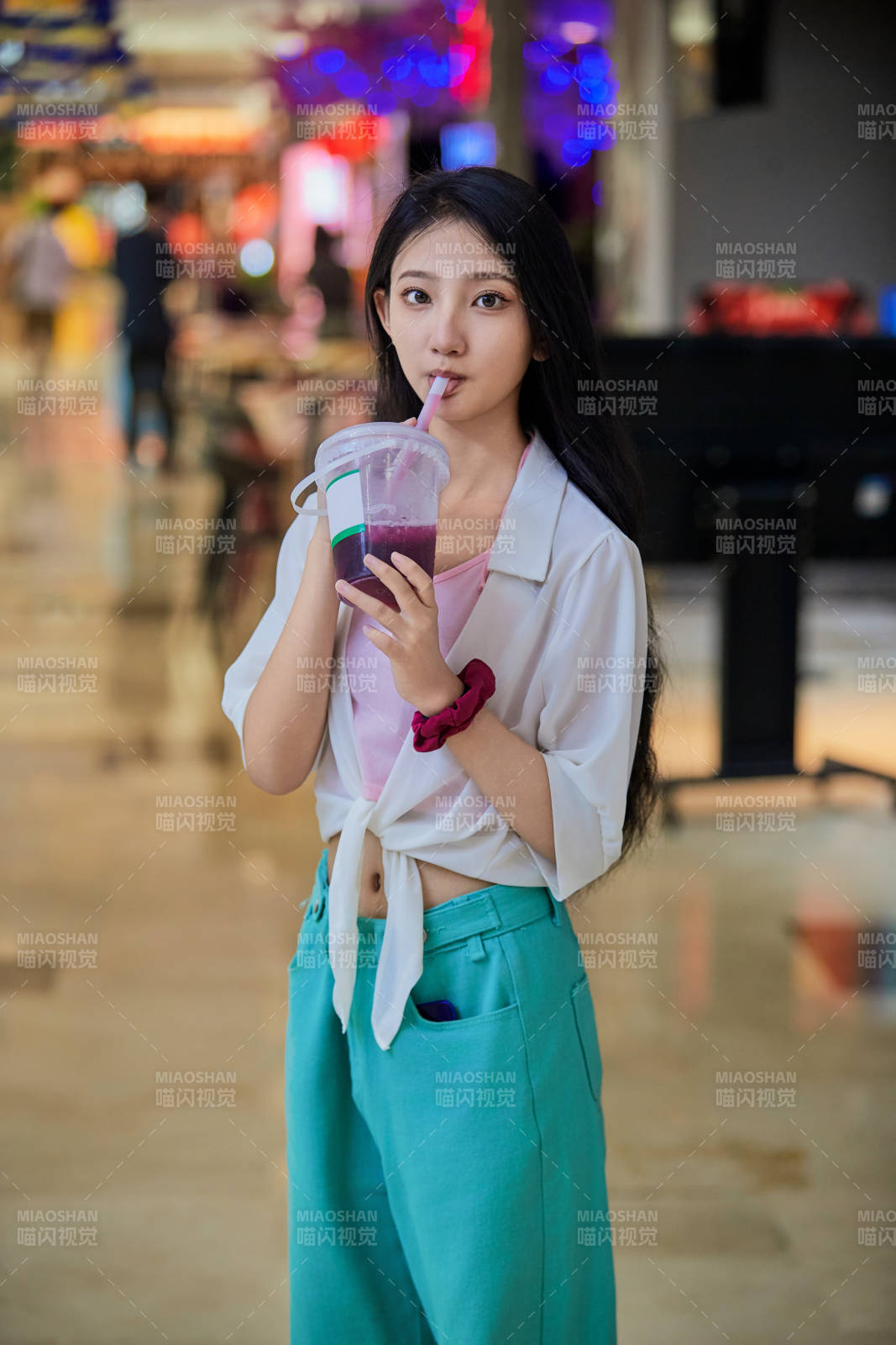 假日悠閑逛商場的中國少女