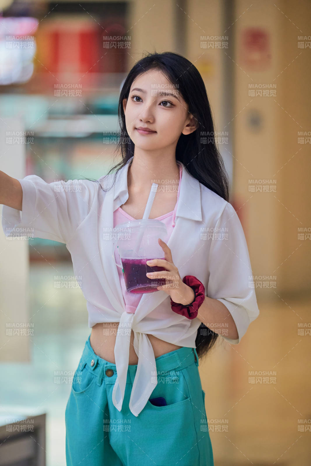 假日悠闲逛商场的中国少女