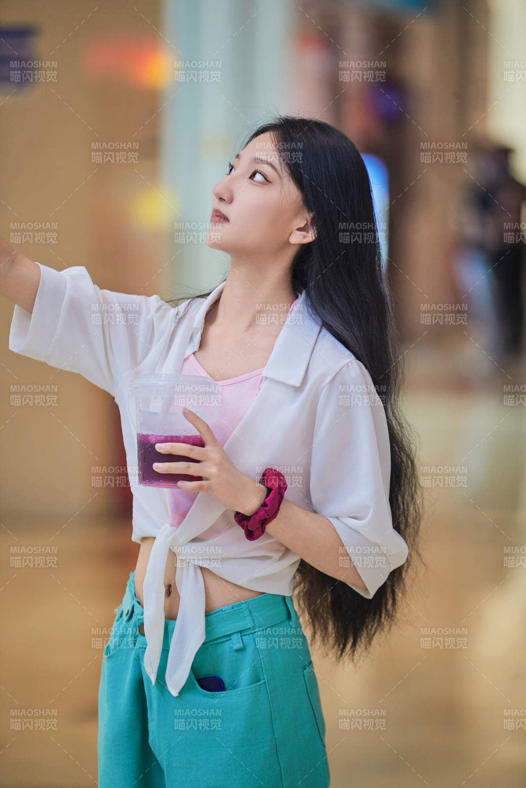 假日悠闲逛商场的中国少女