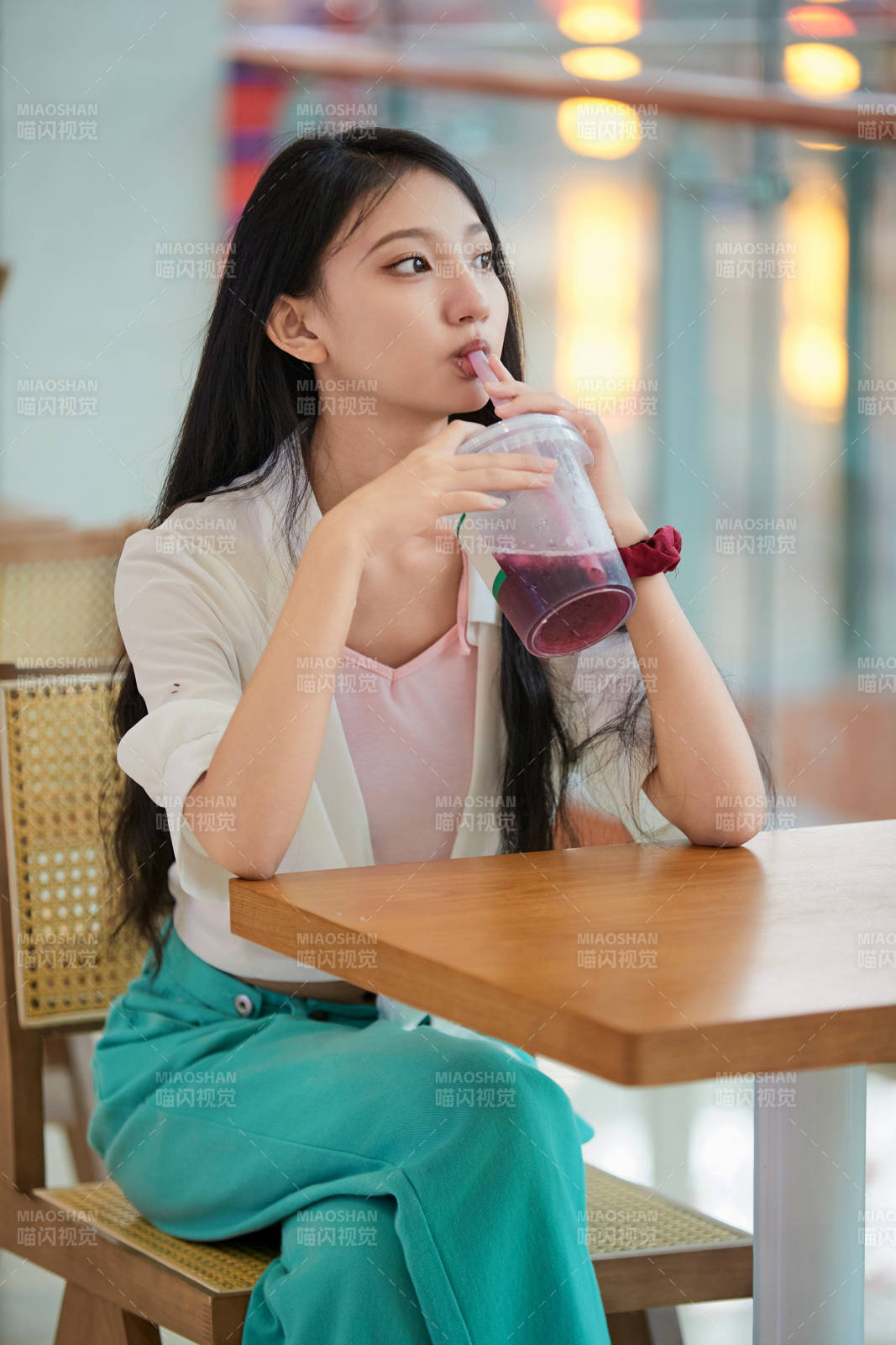 假日悠闲逛商场的中国少女