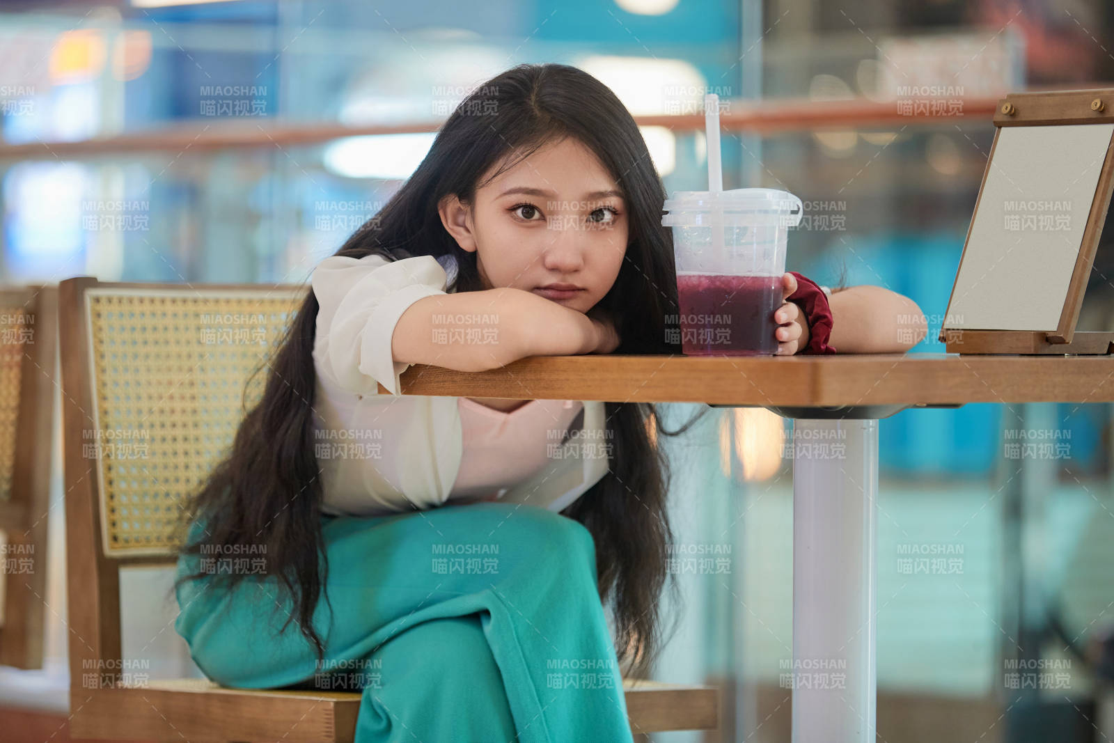 假日悠閑逛商場的中國少女