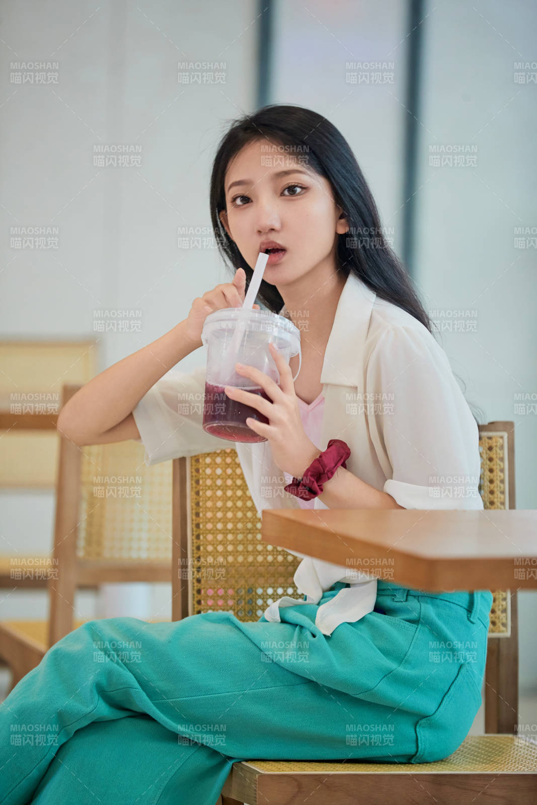 假日悠閑逛商場的中國少女