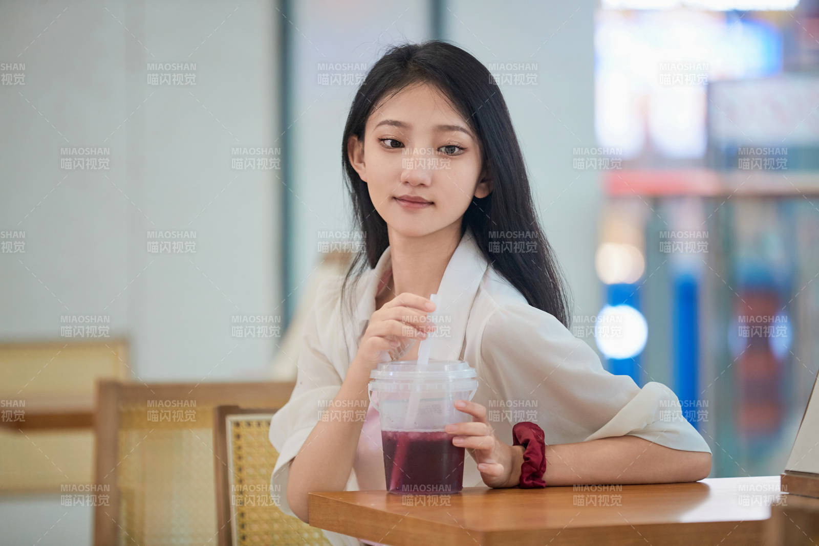 假日悠闲逛商场的中国少女