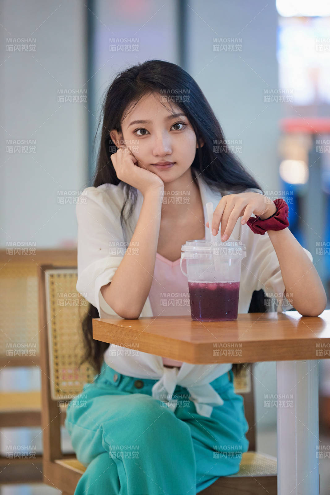 假日悠閑逛商場的中國少女