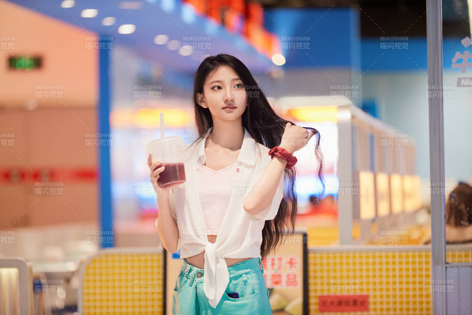 假日悠閑逛商場的中國少女