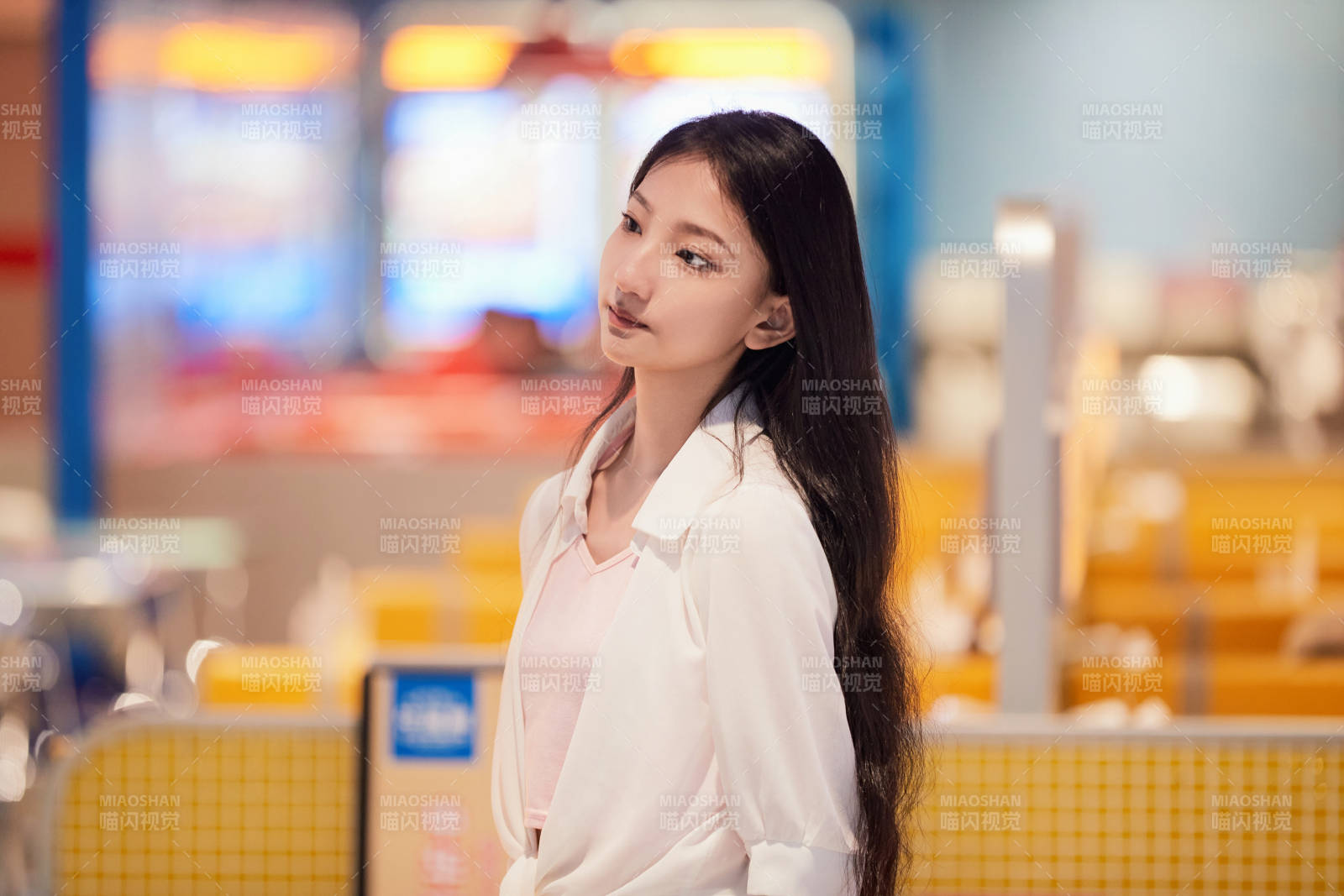 假日悠閑逛商場(chǎng)的中國(guó)少女