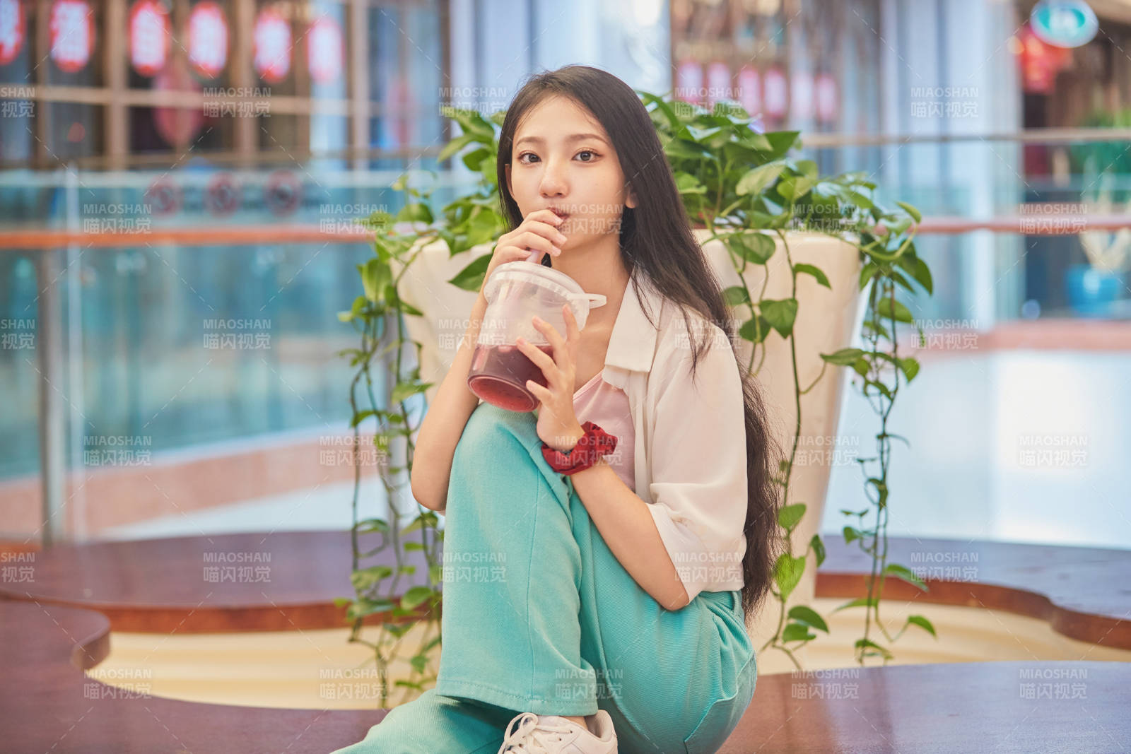 假日悠閑逛商場(chǎng)的中國(guó)少女