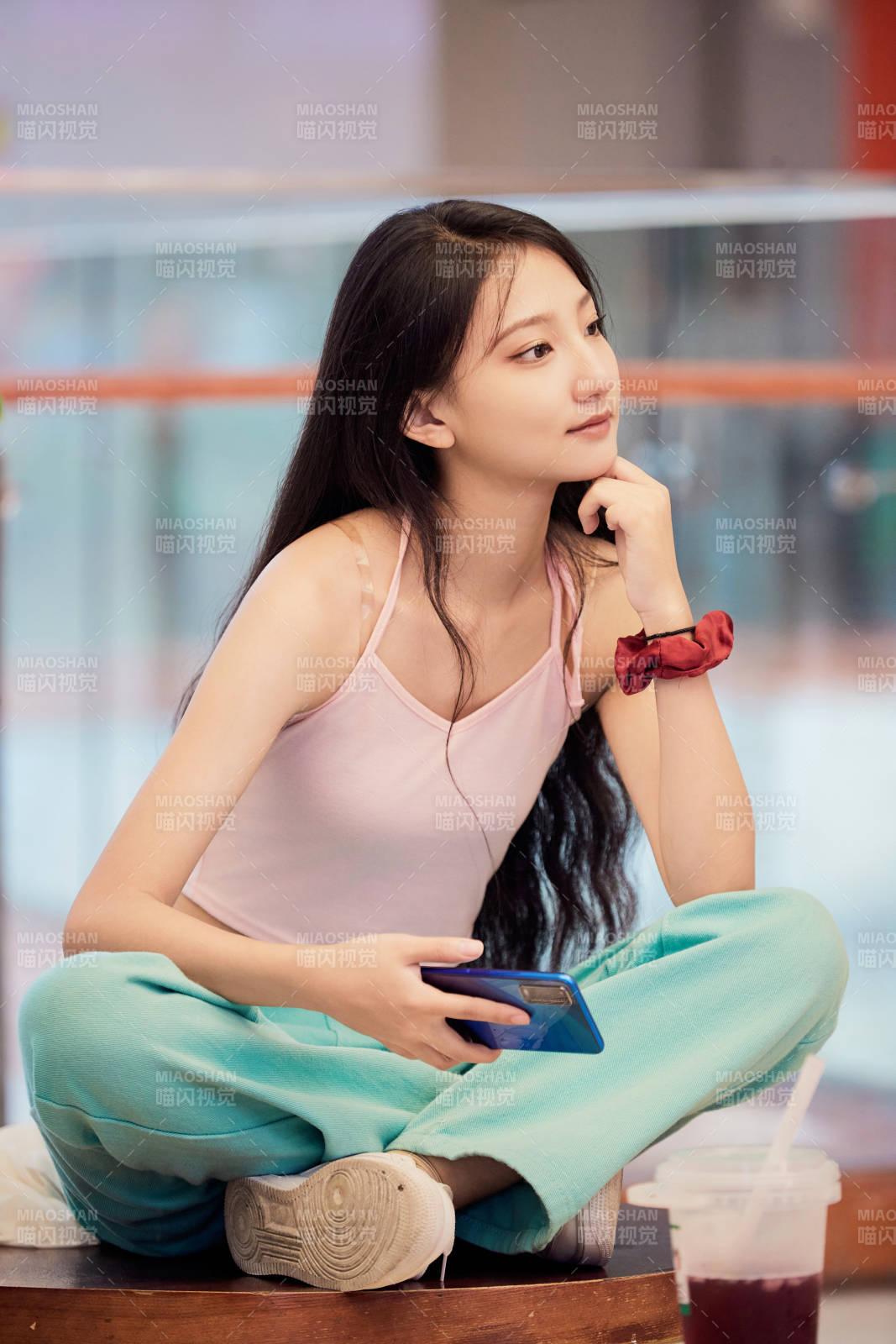 假日在商場休息區用手機自拍的中國少女