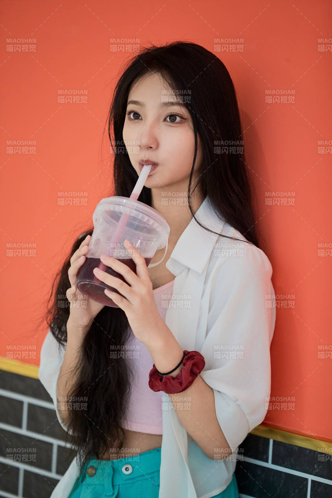 假日悠閑逛商場的中國少女