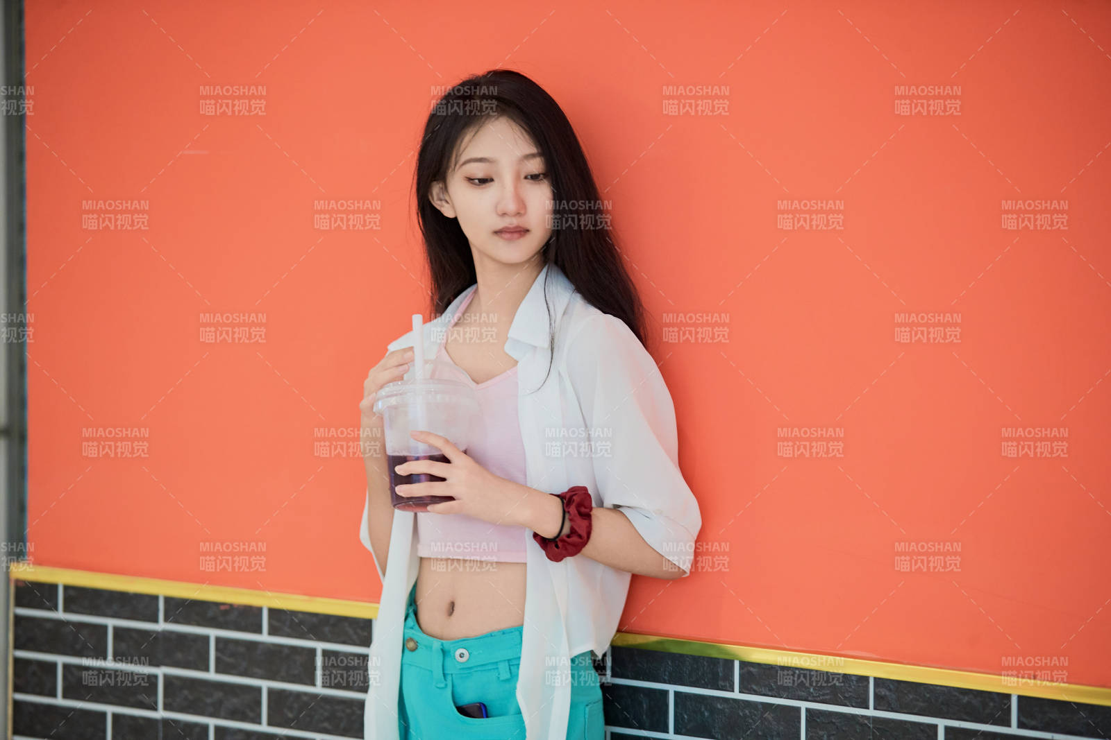 假日悠閑逛商場的中國少女