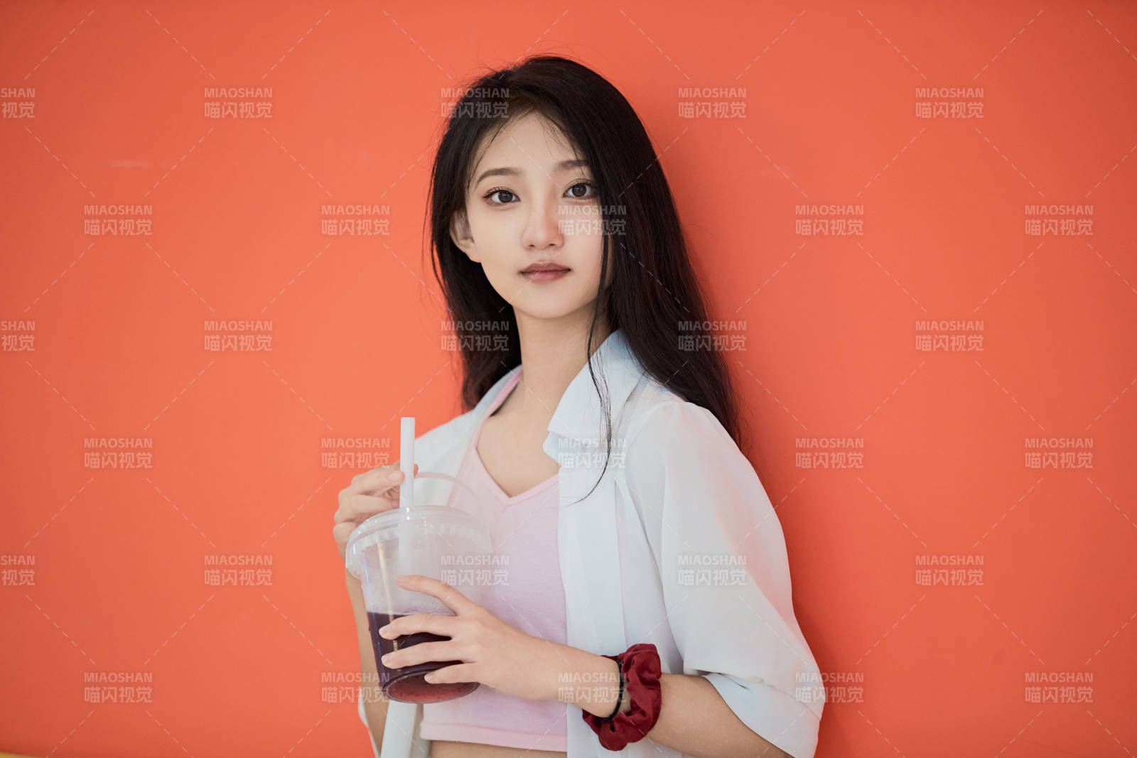 假日悠閑逛商場的中國少女