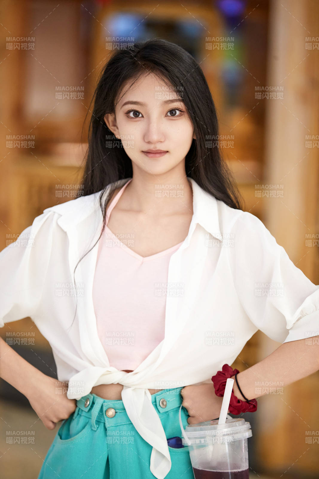 假日悠閑逛商場的中國少女