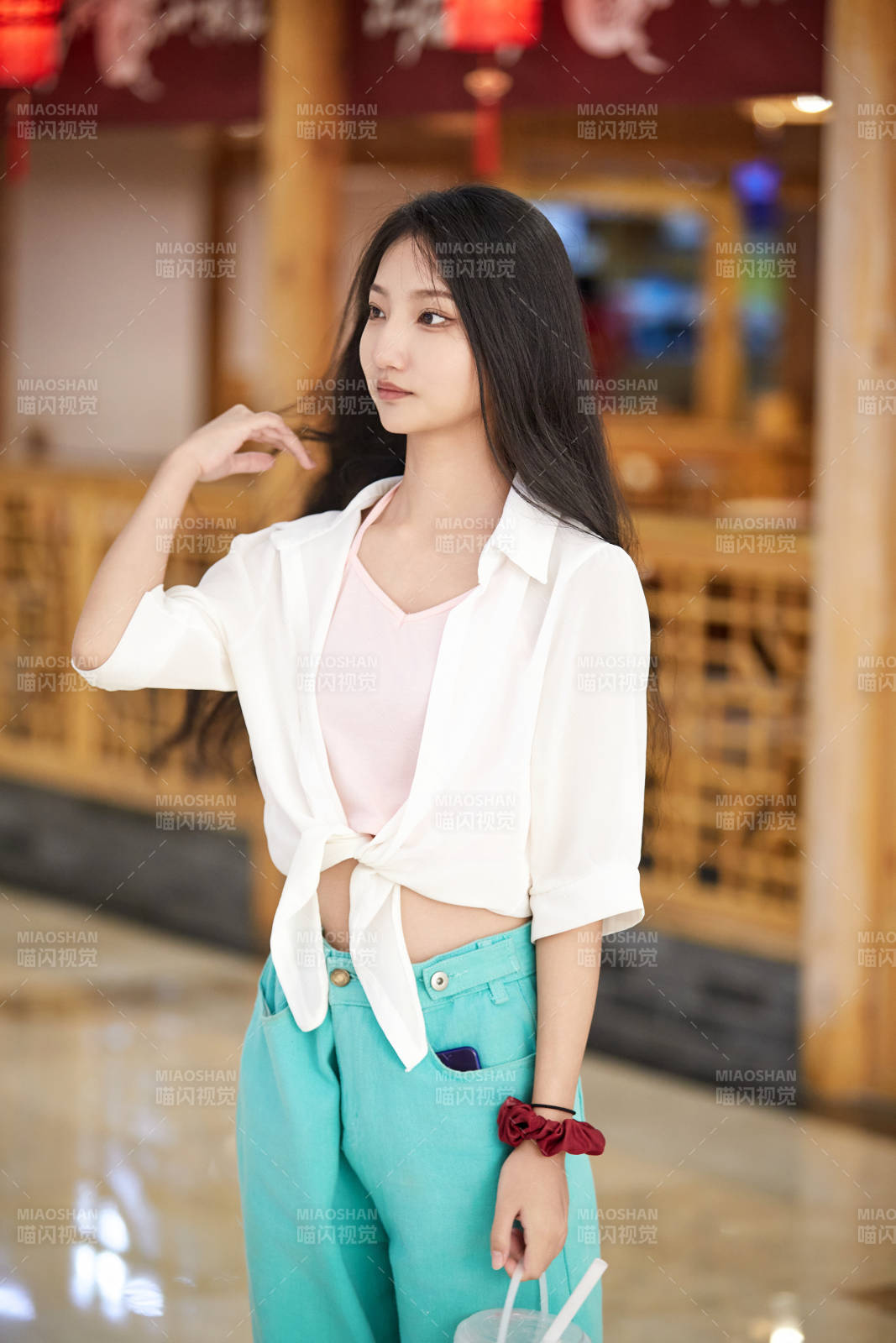 假日悠閑逛商場的中國少女