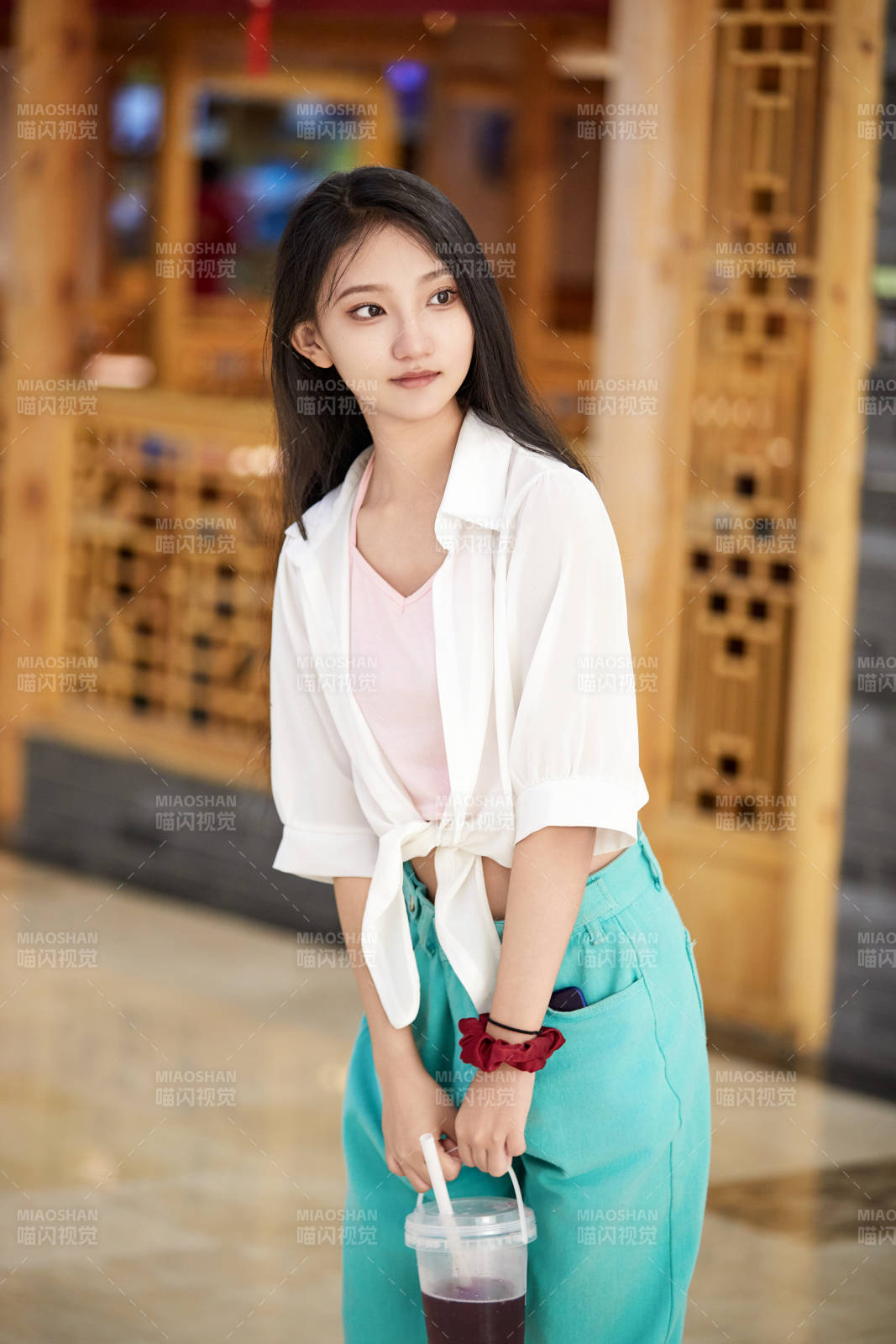 假日悠閑逛商場的中國少女