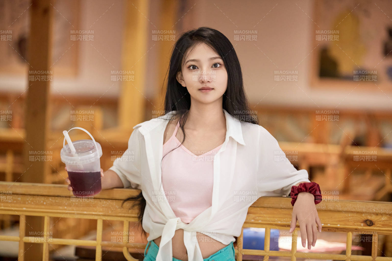 假日悠閑逛商場的中國少女