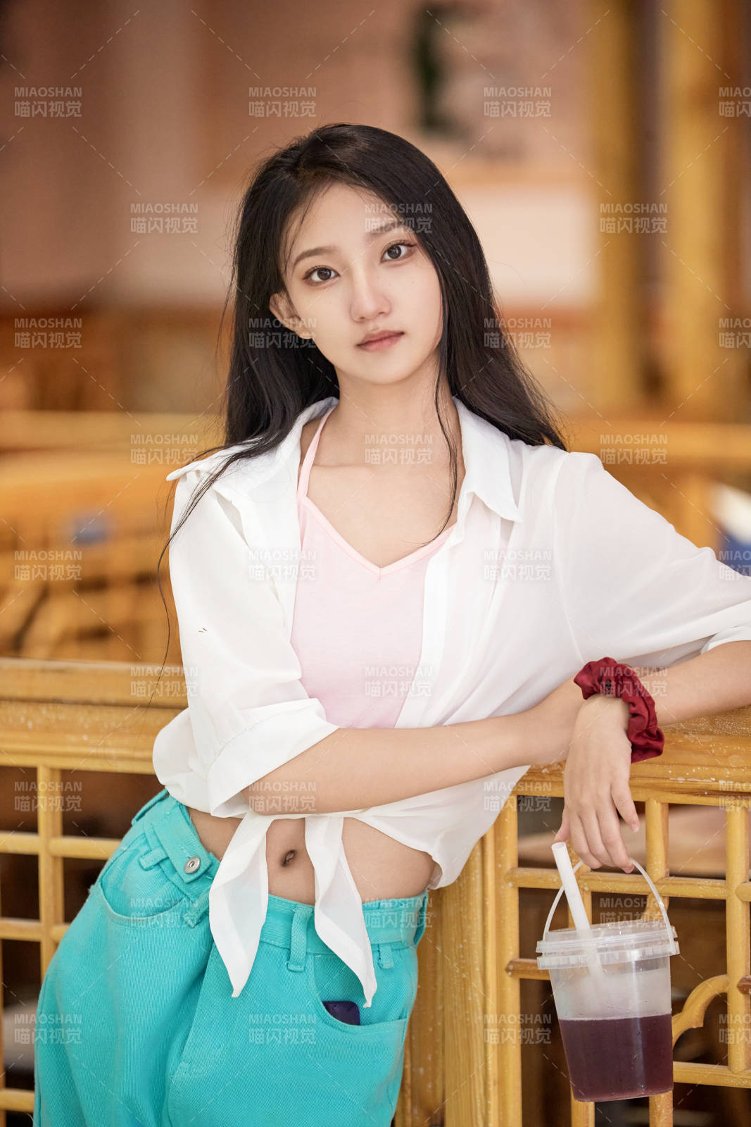 假日悠閑逛商場(chǎng)的中國少女