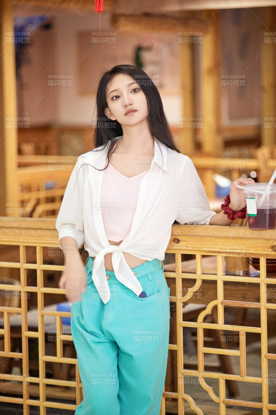 假日悠閑逛商場的中國少女