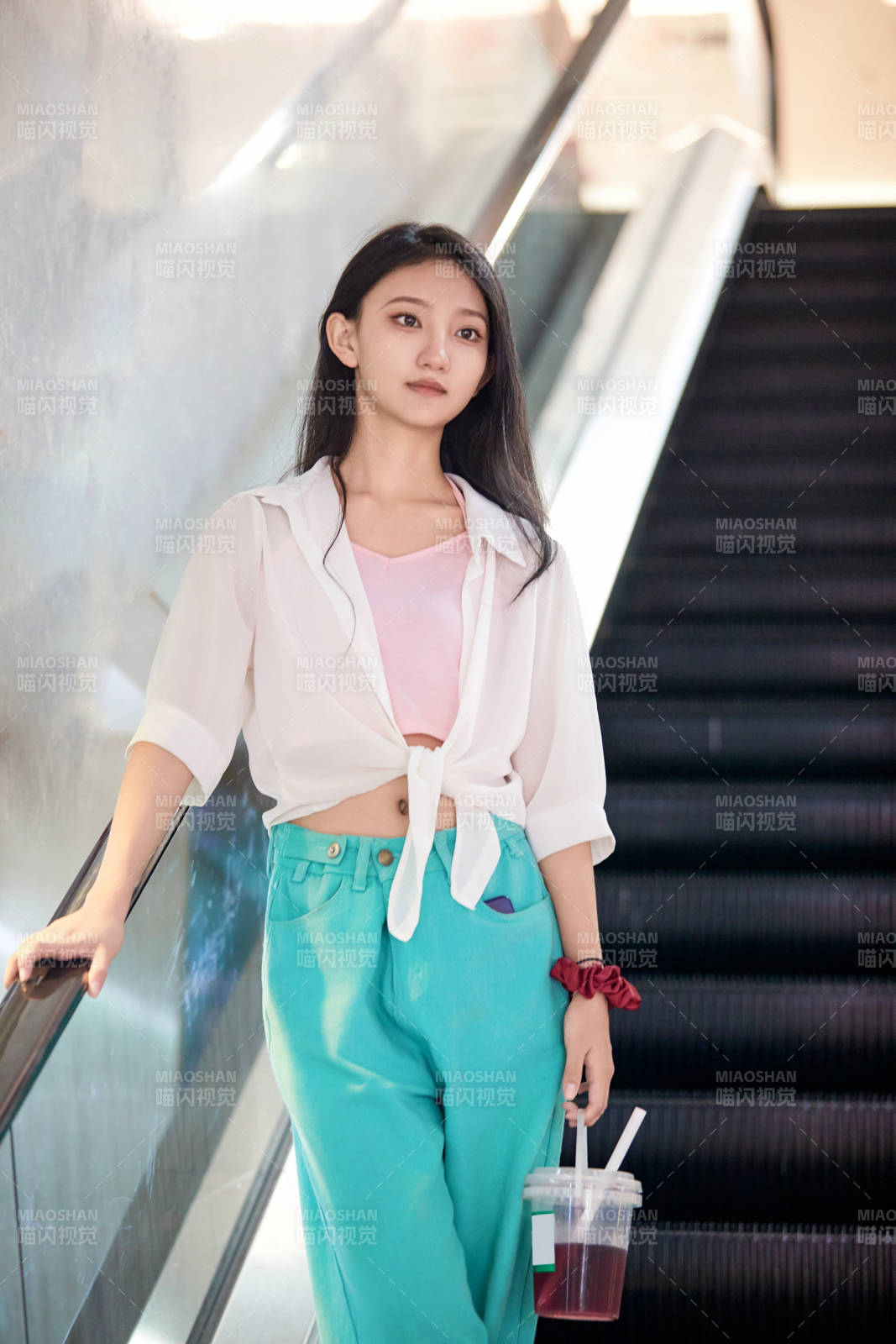 假日悠閑逛商場服裝區的中國少女