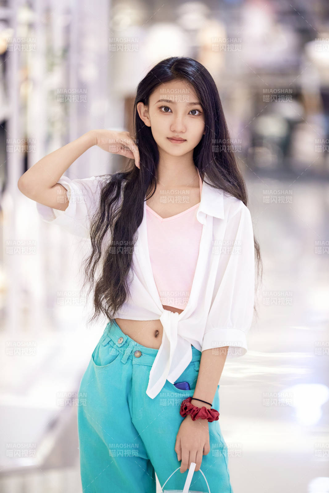 假日悠閑逛商場服裝區的中國少女