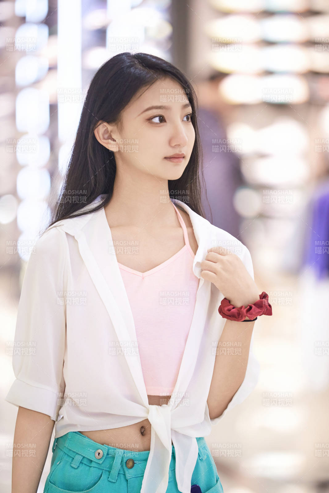 假日悠閑逛商場服裝區的中國少女