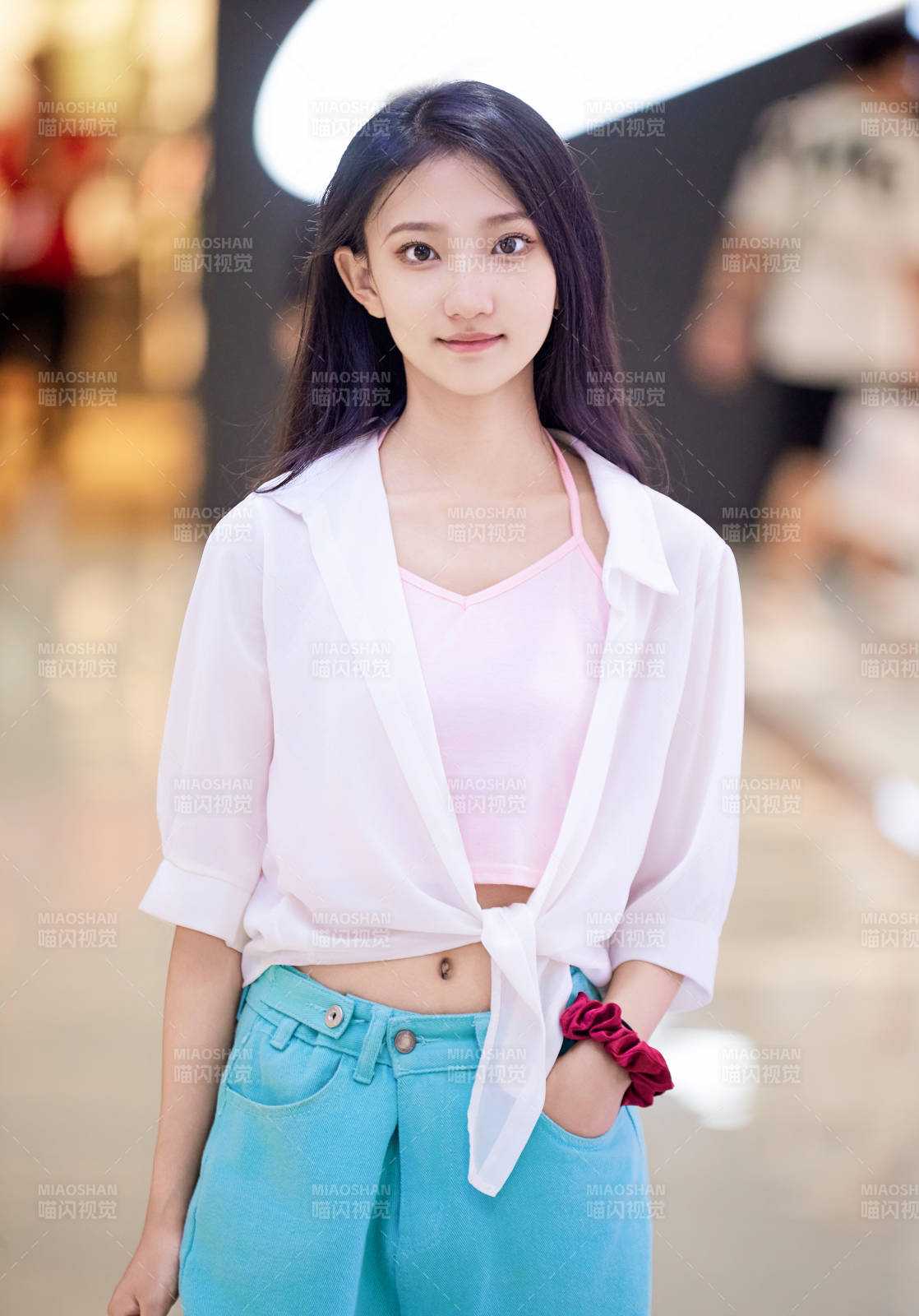 假日悠閑逛商場服裝區(qū)的中國少女