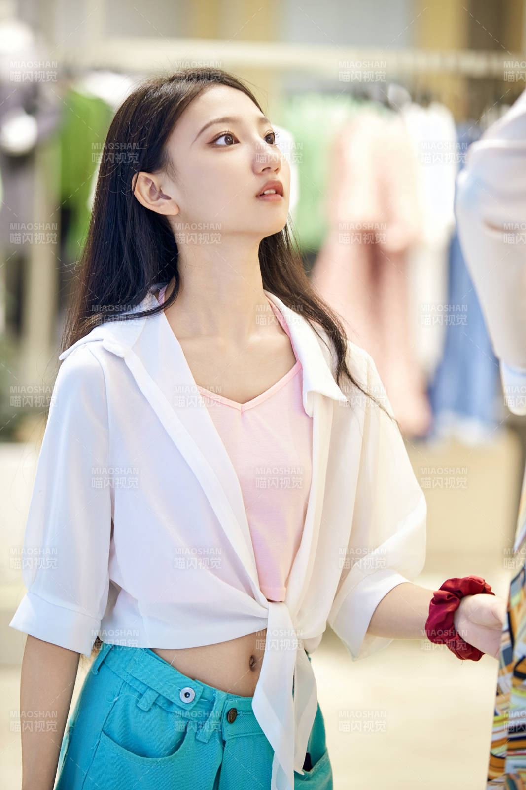 假日悠閑逛商場服裝區的中國少女
