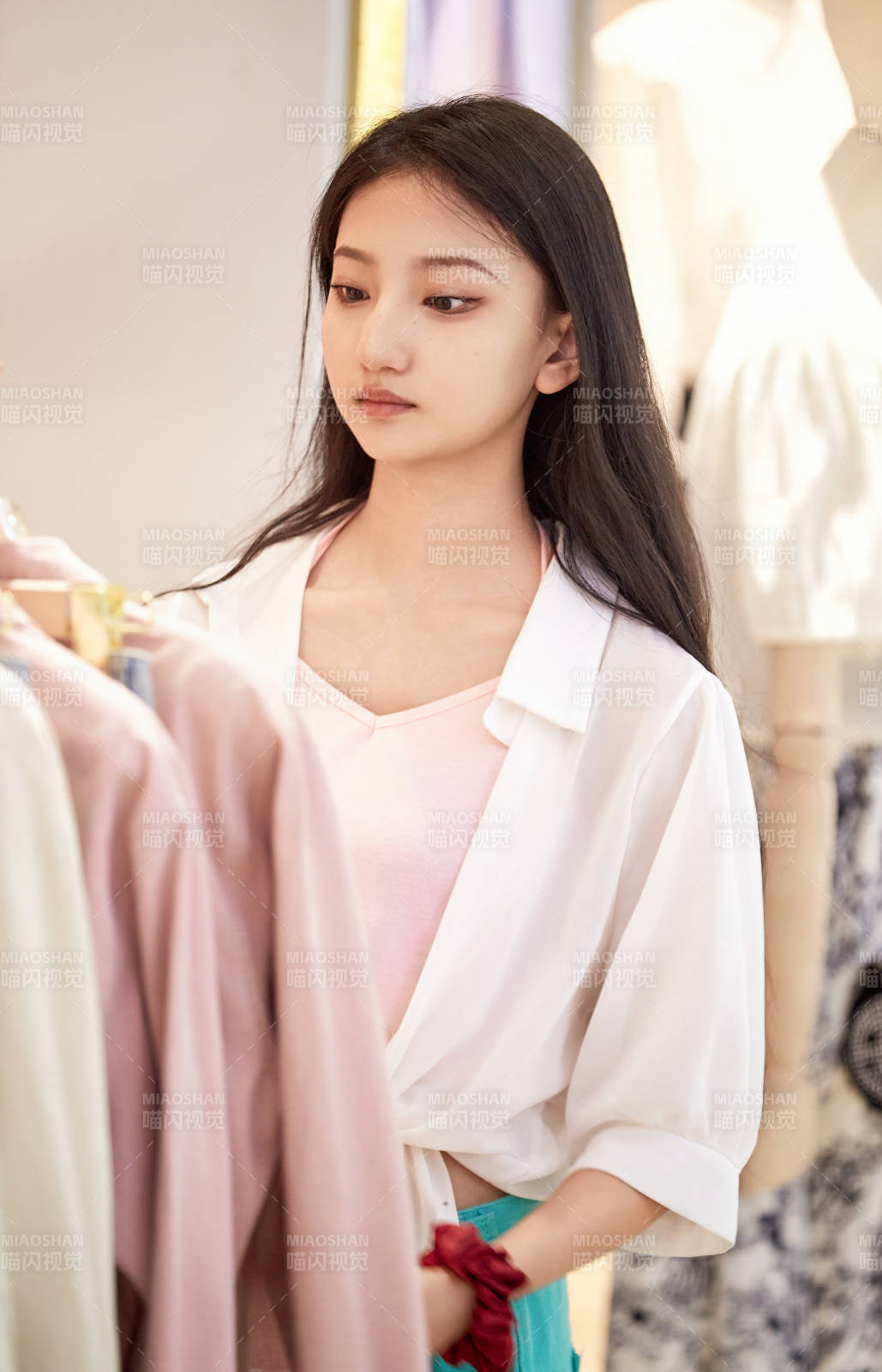 假日悠閑逛商場服裝區的中國少女