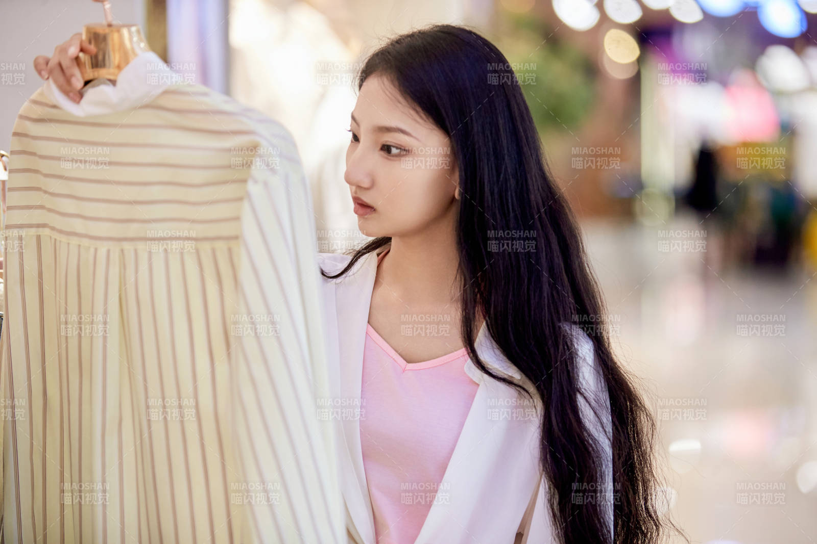 假日悠閑逛商場服裝區的中國少女