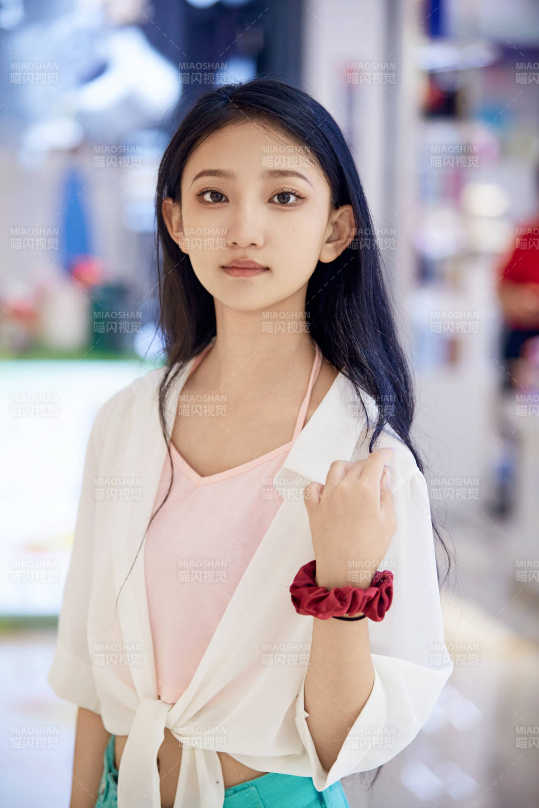 假日悠閑逛商場服裝區的中國少女